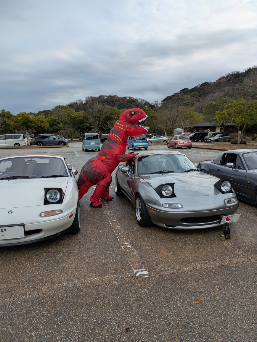 MUTORA0003's tweet photo. 今年最後のOhakita ロードスターミーティング。約50台位が参加。ブラックサンタ🎅、恐竜とか現れ、会場は大盛り上がり。皆さん来年もよろしくお願いします♪
#ロードスター 
#mx5 
#obhr
#ohakita
#白組
＃マツダ
＃mazda https://t.co/0WsIo33TKQ