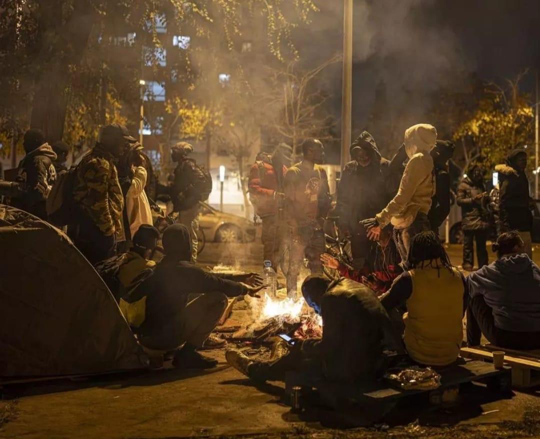 A #Badalona s'ha creuat una línia que mai s'hauria d'haver creuat. No només és un desallotjament de 400 persones, a l'hivern i sense alternativa habitacional, sinó que hi ha una criminalització constant, i políticament interessada, d'<a href="/Albiol_XG/">Xavier García Albiol</a> cap al col·lectiu desallotjat.
🧵