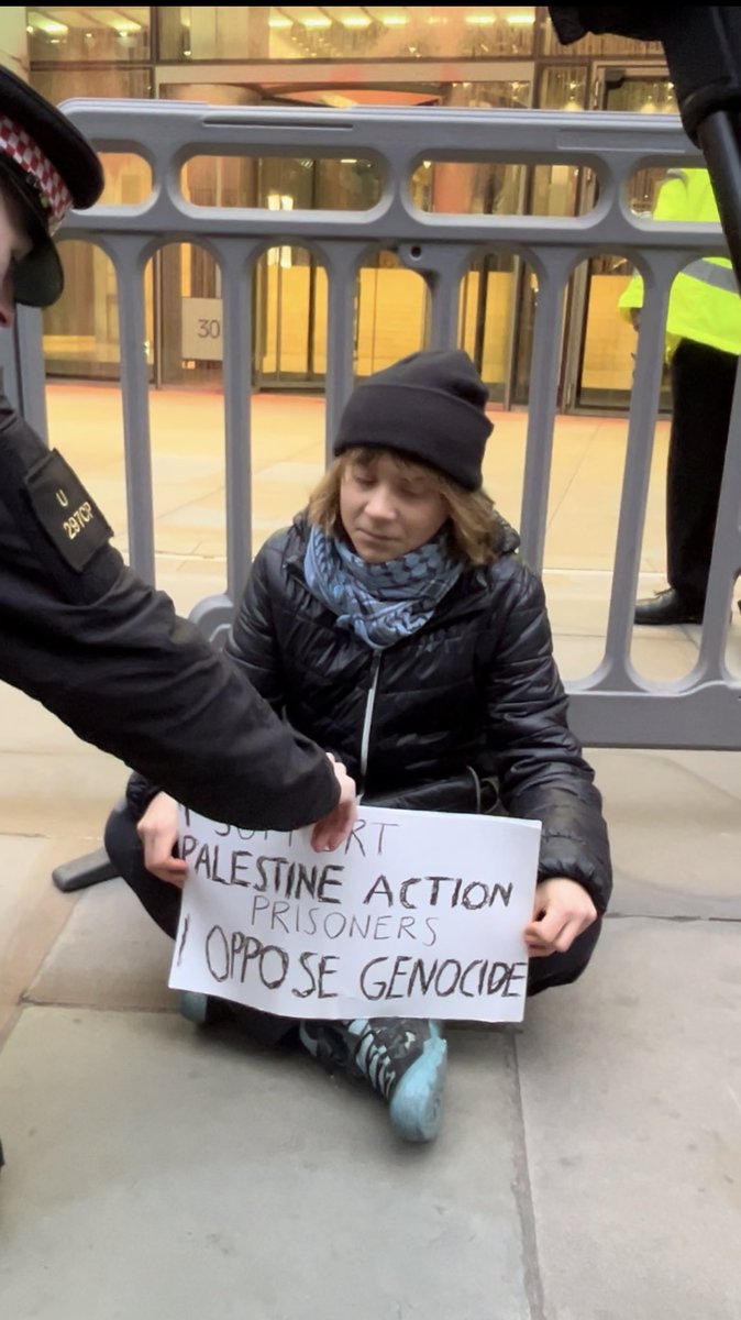 SangitaMyska's tweet image. NEW!: Greta Thunberg has been arrested in London under terrorism legislation. She was holding a sign saying “I support Palestine Action Prisoners”.  Thunberg was peacefully protesting outside Aspen, which supplies insurance to Israel’s biggest weapons manufacturer, Elbit Systems.