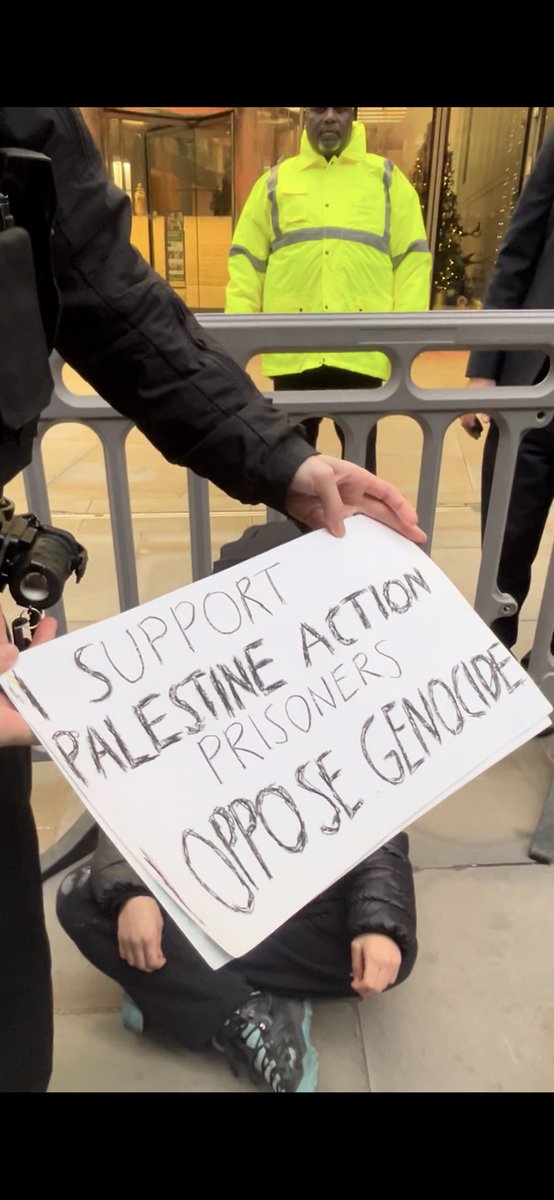 SangitaMyska's tweet image. NEW!: Greta Thunberg has been arrested in London under terrorism legislation. She was holding a sign saying “I support Palestine Action Prisoners”.  Thunberg was peacefully protesting outside Aspen, which supplies insurance to Israel’s biggest weapons manufacturer, Elbit Systems.