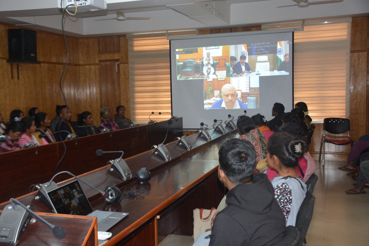 Kisan Diwas was observed with active participation of the local headman and ~100 farmers. The Hon’ble MoS (Agri) addressed the gathering, while the Hon’ble Union Minister of Agriculture interacted with farmers through webcasting. #KisanDiwas #ViksitBharat #RozgarAjeevikaMission