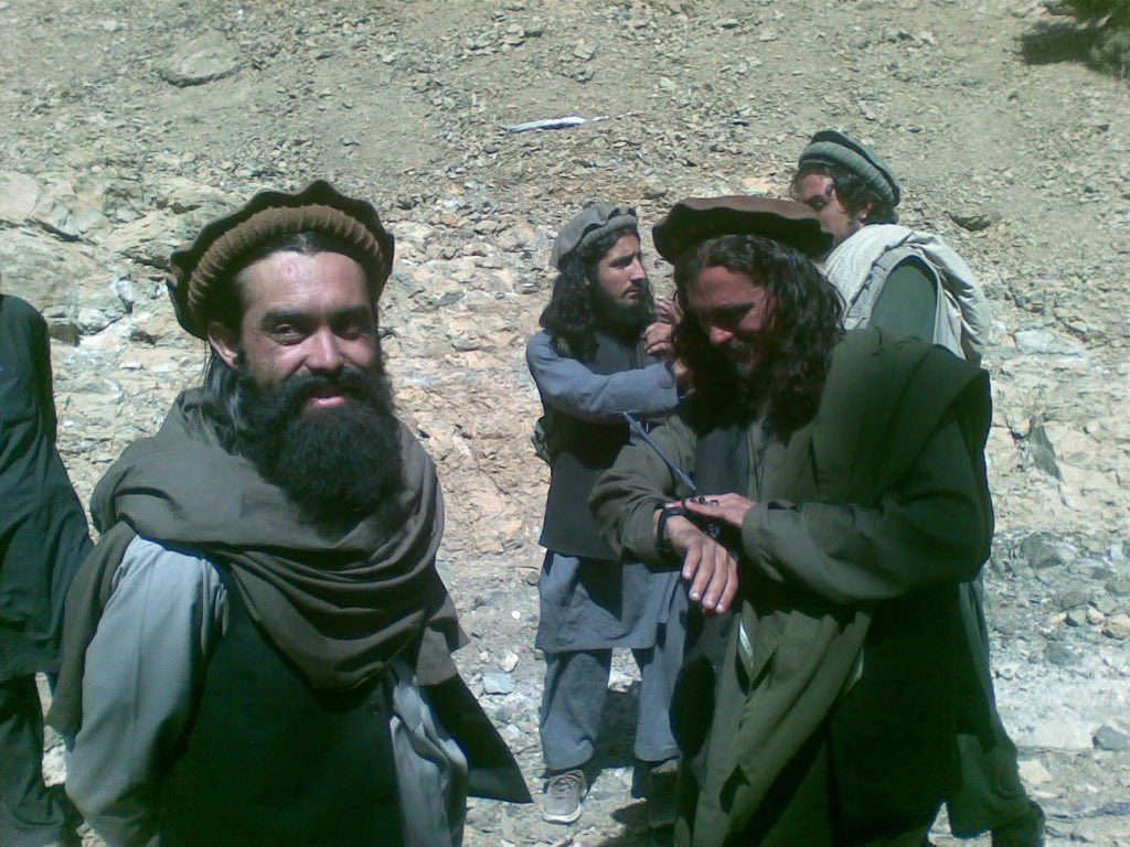 ته به څو پلونه را ټول کړې له دې خاورو
پـر دې لار لـېونـي تـېر دي بـې حـسابـه

خـلکـو و پـېیل پـه تـار د لـمبو زړونـه 
تـه خـبر نـه شـوې د مـینې لـه ثـوابـه

فاتح او کمانډر رسول حان 😥