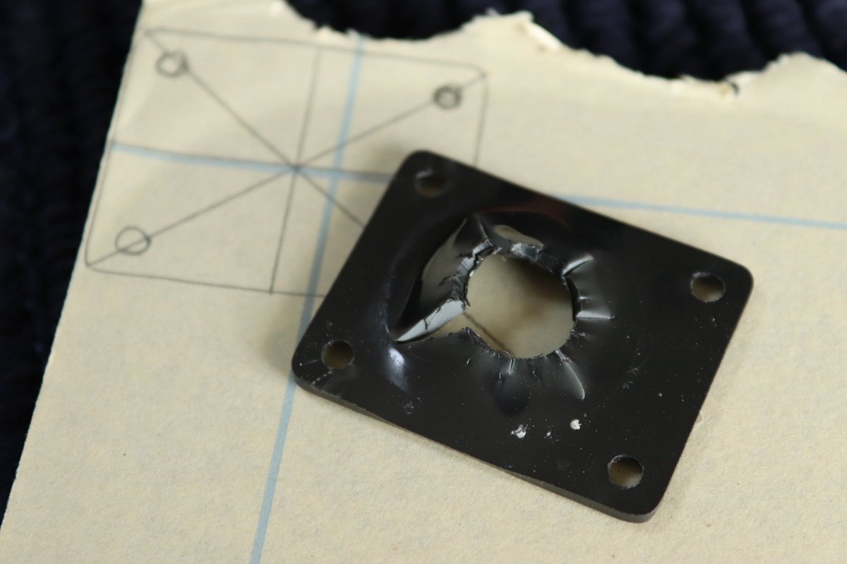 RM_Instruments's tweet image. ジャックを固定するプレートの製作です。

ライブ前にベースを落としてしまい、プレートとジャックが内側に埋まってしまったとのことでお預かり。

ピックガードやヘッドの色に合わせて、黒いアクリルの板を使ってプレートを複製しました。

続きを読む
ruinamiyashiro.jp/repair-jack-pl…