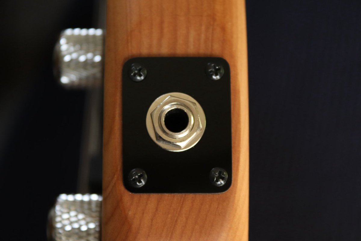 RM_Instruments's tweet image. ジャックを固定するプレートの製作です。

ライブ前にベースを落としてしまい、プレートとジャックが内側に埋まってしまったとのことでお預かり。

ピックガードやヘッドの色に合わせて、黒いアクリルの板を使ってプレートを複製しました。

続きを読む
ruinamiyashiro.jp/repair-jack-pl…