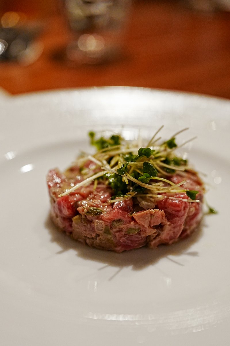 先日のすごい肉たち。
これ…ホントに赤身か…と思うほどに、きめ細かくやわらかくうまみが果てしない…土佐あかうしというらしい。ご馳走様でした。