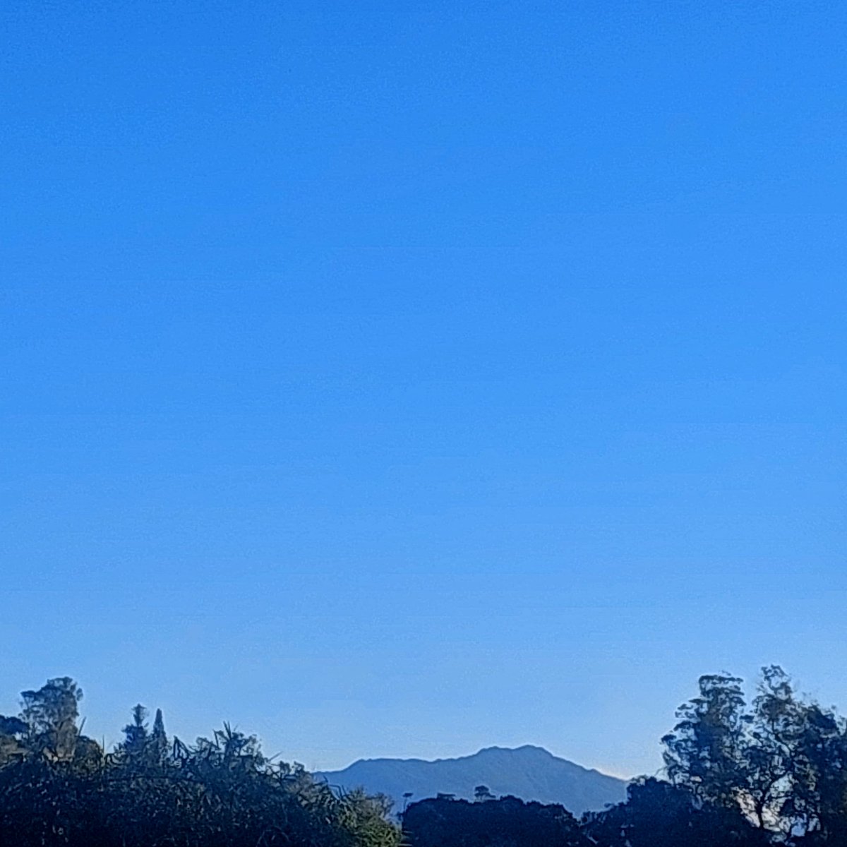 levaristo's tweet photo. Azul y frío de diciembre en mi pueblo.  Feliz día ❤️🎄🇻🇪 https://t.co/EMegzs57BY