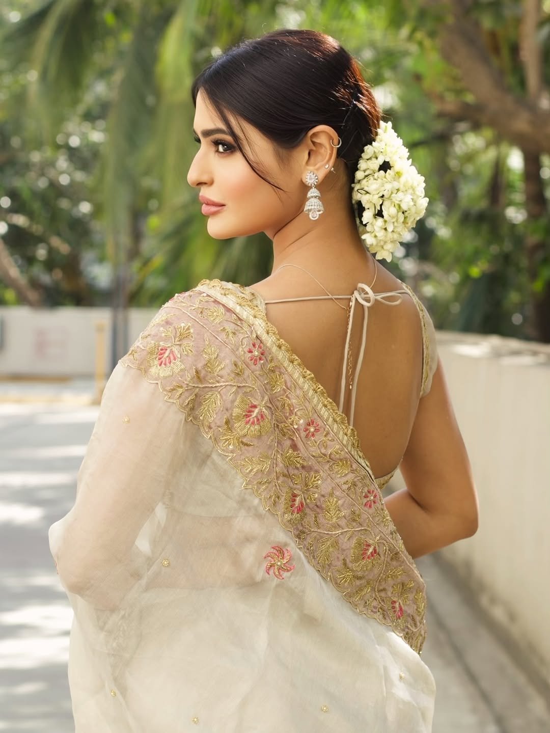 G82d_BxbEAAO0_j?format=jpg&name=large