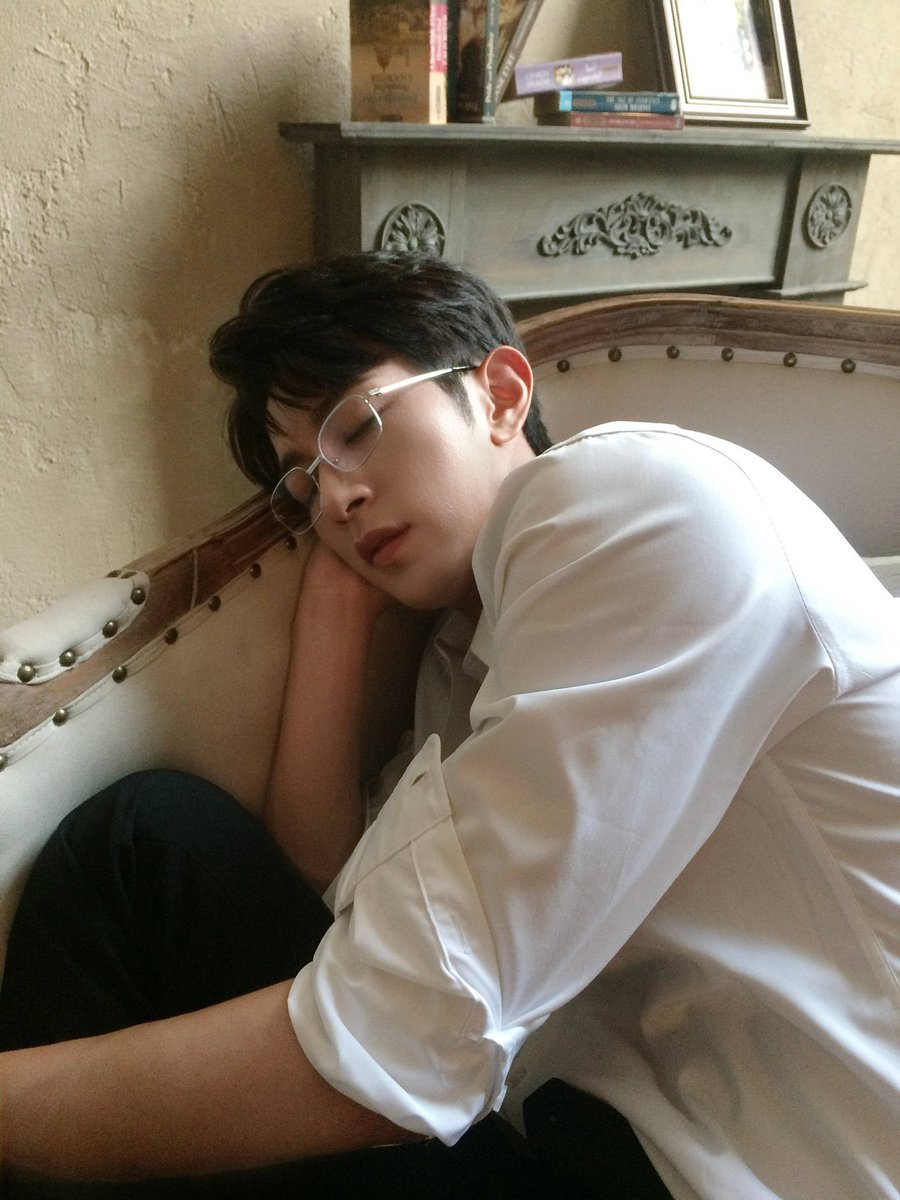 Chemi_Jean's tweet image. เจียงเหิง  :  แค่ชาร์จพลังหน่อย เพื่อคุ้มครองให้ราชาเพ่ยเอินได้นอนหลับอย่างสบายใจ

ทุกตัวอักษรมีแต่คำว่ารักอ่าาาา   ดูเจียงน่าจะหลงเพ่ยเอินตอนหลับตอนนอนน่าดูอะ  น่าจะนั่งมองเธอขาอยู่อย่างนั้น  ละก็อดที่จะหยิบมือถือมาถ่ายรูปอวดออกสื่อไม่ได้ว่าเพ่ยเอินน่ารักขนาดไหน  ฮือออออออ…