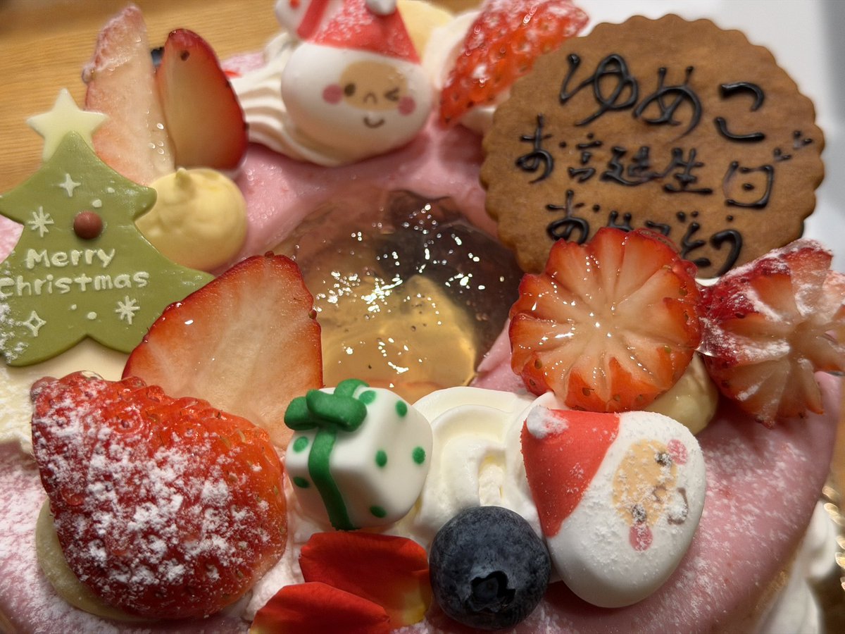 miyajingerz's tweet photo. 明日が長女は誕生日なんですが、夜勤らしいので一日早く。誕生日がクリスマスイブなんで毎年ケーキはメリークリスマスだったんです(この時期は誕生日おめでとう受けてくれない)。
もしかしたらはじめての誕生日おめでとうプレートかも。で、食べたら夜勤に行くそうです。 https://t.co/uhmzL2NJRA