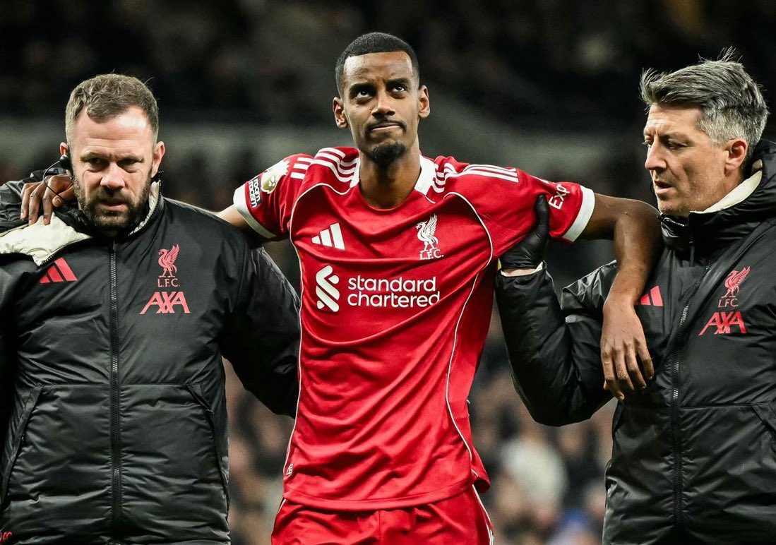 sixpasshere's tweet image. 🚨 Liverpool confirm Alexander Isak is set to be out for several months after he underwent surgery today.

Isak suffered a fracture and underwent surgery on Monday on an ankle injury that included a fibula fracture.