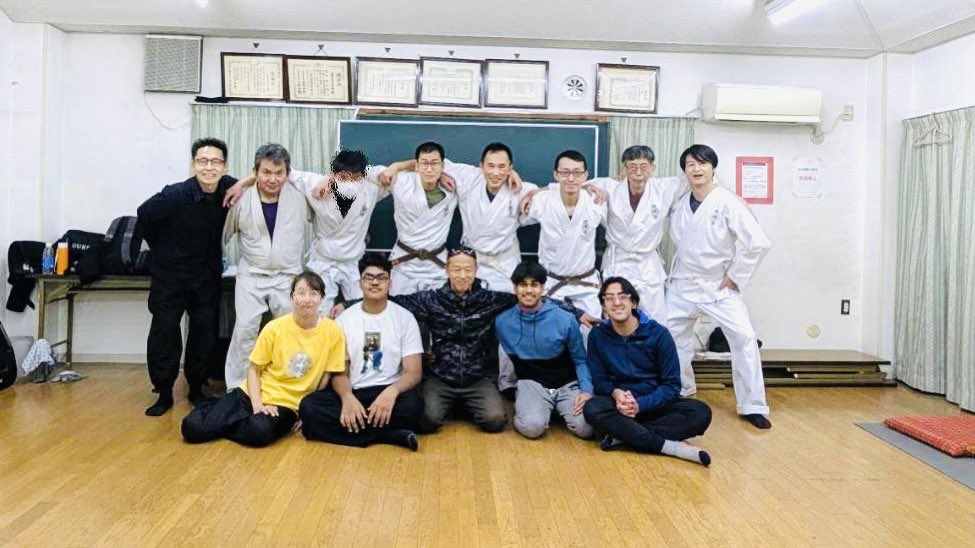 AunkaiT's tweet photo. 2025.12.20今年も残り僅か。
忘年会の日に柔道を嗜む🇨🇦の学生さん達が急遽体験参加！
 #Akuzawa 先生の動画を観て実際に触れてみたいと。
初めは半信半疑だった表情が段々と興味深々になり、最後は笑顔に😆素直で熱心な方達で日本の生徒達も交流を楽しみました！
今年も様々なご縁に感謝！🙏
#Aunkai https://t.co/xaq8jl0U7C