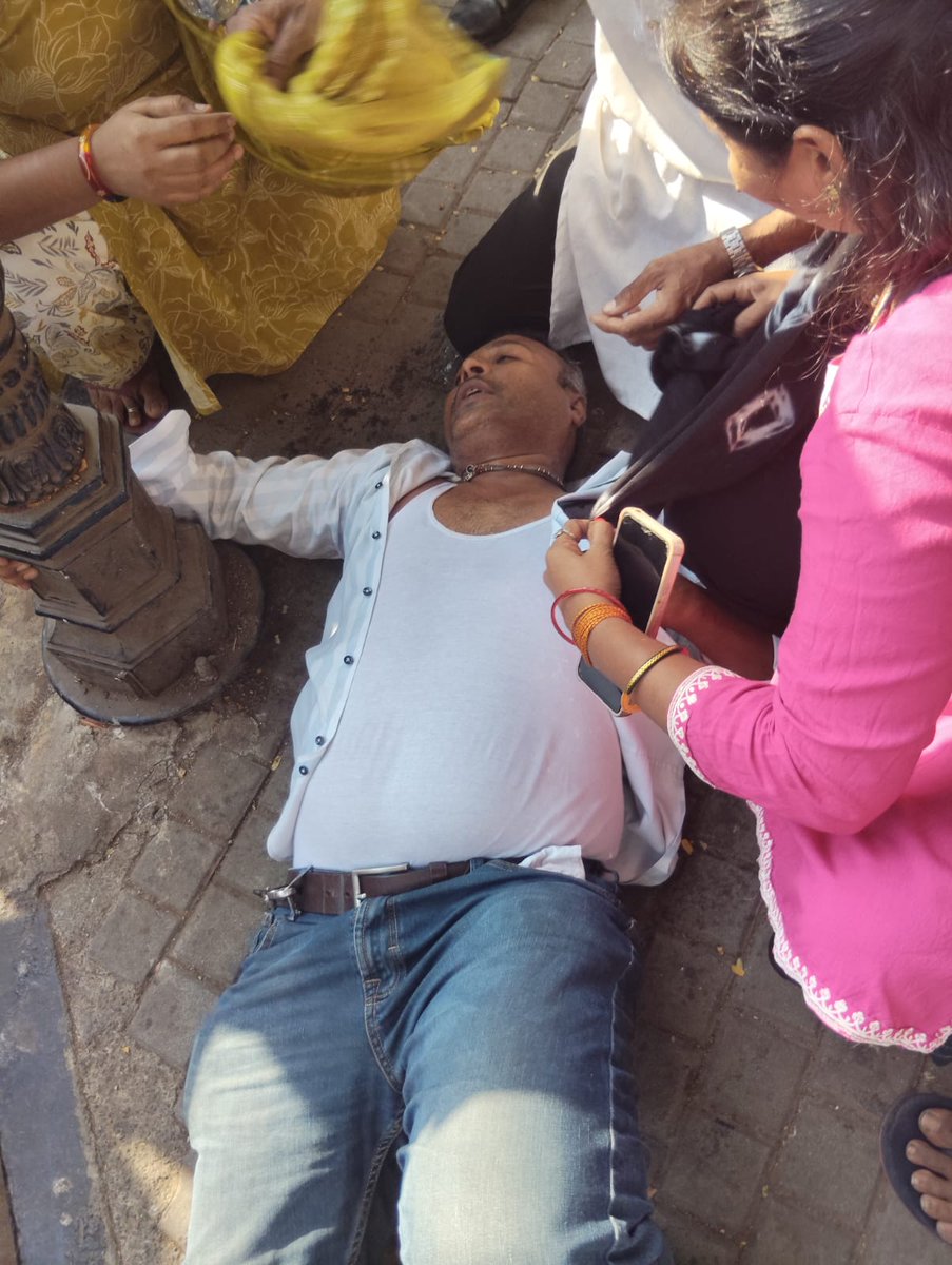 ForumSahyadri's tweet photo. They kill But our Secular state cant even allow Protest due to Bhaichara!!

@MumbaiPolice brutality on protesting #Hindus against Bangaldesh Deputy High Commission at Mumbai.  

We have  registered a complaint with the @India_NHRC 
This suppression will not go unquestioned. https://t.co/pfZqsSHqU0