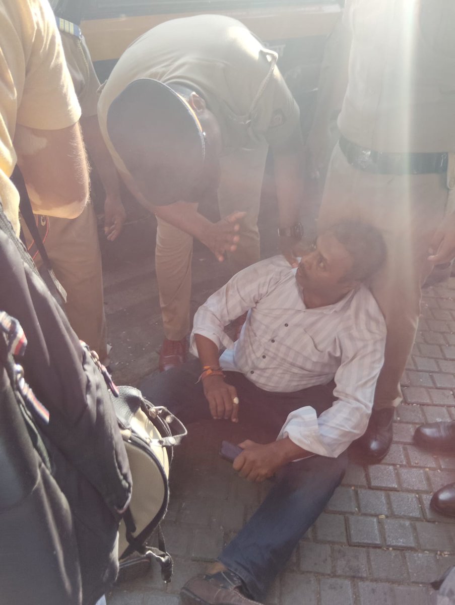 ForumSahyadri's tweet photo. They kill But our Secular state cant even allow Protest due to Bhaichara!!

@MumbaiPolice brutality on protesting #Hindus against Bangaldesh Deputy High Commission at Mumbai.  

We have  registered a complaint with the @India_NHRC 
This suppression will not go unquestioned. https://t.co/pfZqsSHqU0