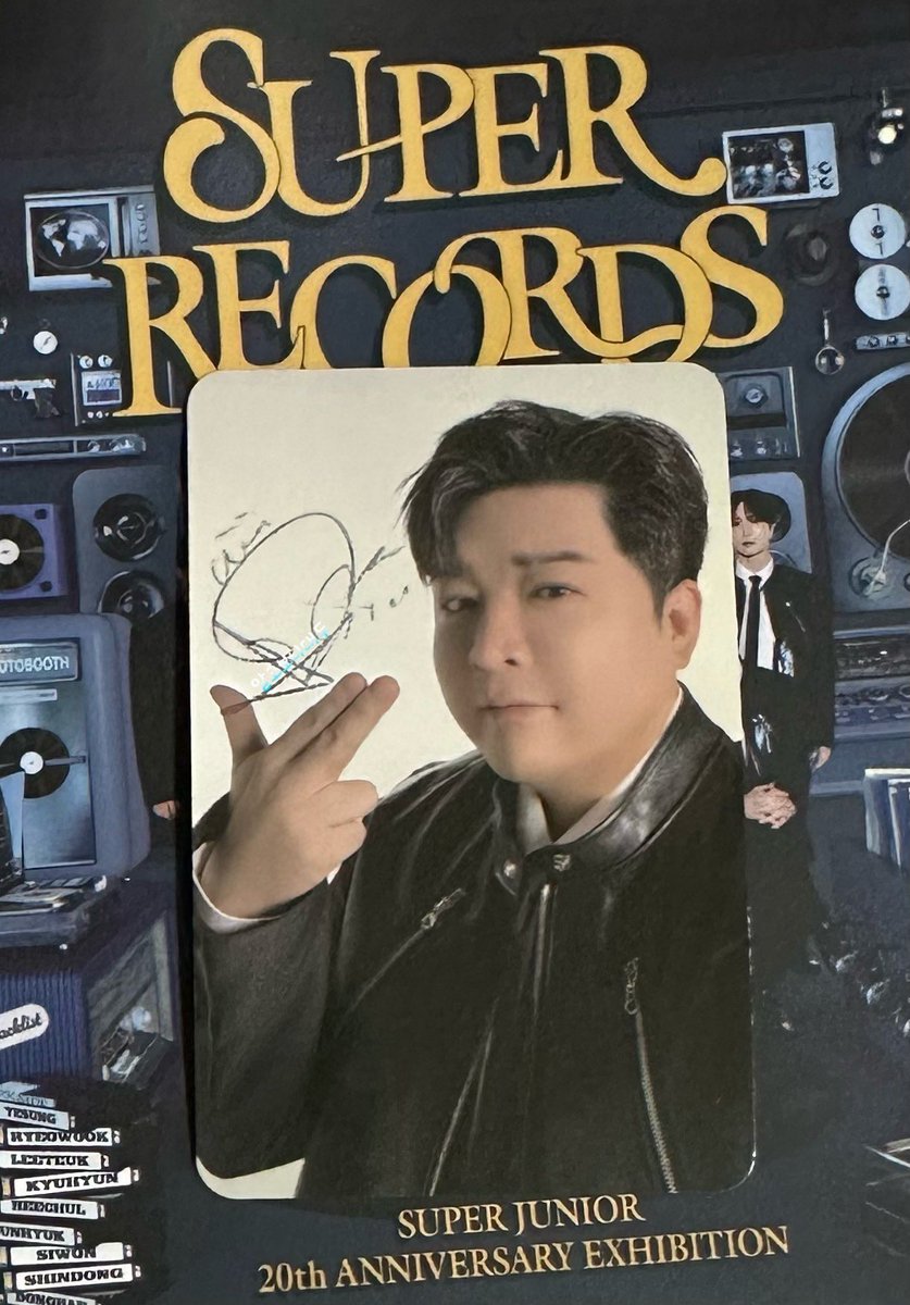 랜덤 폴라로이드는 신동님이 오셨다💙
내 덕생 처음 친필싸인을 받았던 신동님
올해 전시회에서도 만나고
슈주마켓하는 날도 만나고
신라호텔 갔던 날도 지나가는 모습 보았고 
이 정도 진짜 운명인가봄🤭

#신동 #SHINDONG
#SUPERJUNIOR #sesongreetings
