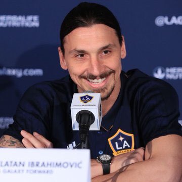 Intermiamifr2's tweet image. 🚨 Zlatan : 

« La DIFFÉRENCE entre Messi et Ronaldo, c'est que les gens disent à Messi qu'il est le GOAT, tandis que Ronaldo dit aux gens qu'il est le GOAT. »