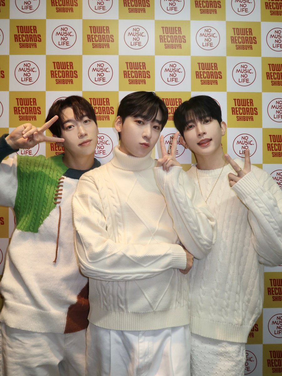 TOWER_Shibuya's tweet photo. 【#UX1】 

1st Single [HALO] RELEASE EVENT IN JAPAN
お越しいただいた皆様ありがとうございました✨

イベント終了後のお写真が届きました📷
次回も是非是非お待ちしております👀

#HOON 
#KEVIN 
#KISEOP　
#タワ渋kpop https://t.co/atJ9PHUyEH
