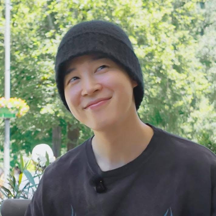 TEAMJIMINAU's tweet image. They dislike you because you carry yourself well.
They’re mad because they can’t figure out how you’re still standing up after they built a whole team against you. You have us JIMIN. You keep going and keep that beautiful smile of yours😊
WE LOVE YOU JIMIN  
#JIMIN #Jimin_Who