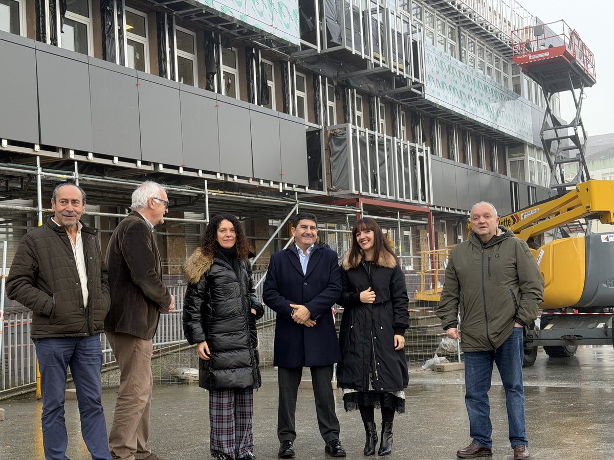 DelegGobGAL's tweet photo. 🏛️ @blancolobeiras destaca en #Vilalba o compromiso de @desdelamoncloa cos concellos para afrontar a mellora das súas infraestruturas.

➡️ Con @martarouco_ e @OlimpiaLopezRo.

🏗️ "Investimos onde o necesitan os municipios", con 50 M€ do #PIREP para 43 concellos en #Galicia. https://t.co/01zzm40CDc