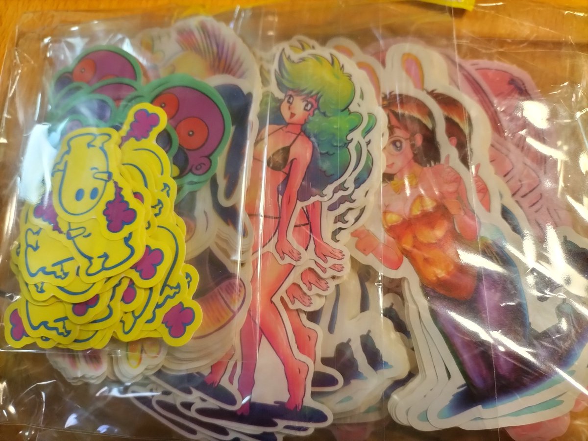 印刷所から送られてきたダイカットステッカー。 スマホケースに入る