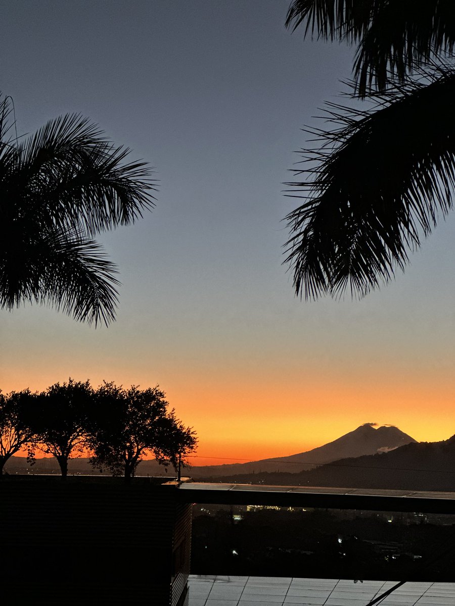 La vista desde <a href="/TorreFutura/">Torre Futura</a> 🤩 

En breve nos escuchamos 
📻 <a href="/SonoraFM_sv/">Sonora FM</a> 104.5
🎙️latribu.fm