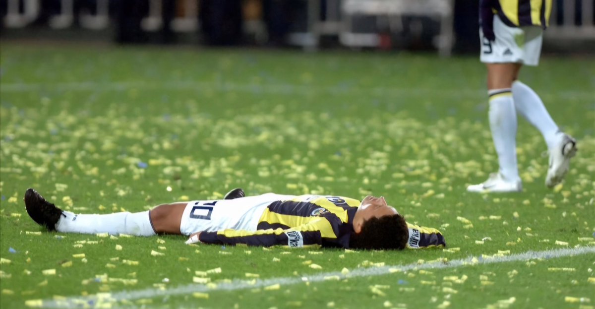 Fenerbahçe taraftarı olarak biz artık çok yorulduk abicim…
Çok fazla hem de…
İnsanın iliklerine kadar işleyen bir yorgunluk bu…
15 yılın yorgunluğu…

3 Temmuz’da öyle bir çivi çaktılar ki bu camianın kalbine;
yıllarca pası kaldı, izi kaldı, boku püsürü kaldı…
Yıllar sonra