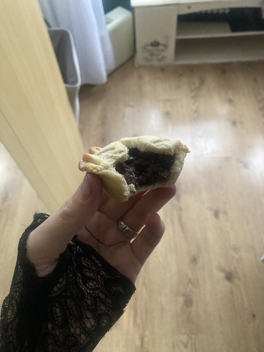 jsbadger217's tweet photo. Nākamā līmeņa integrācija salā ir tad, kad tu pirms z-svētkiem ēd mince pie un pie sevis domā, ka īstenībā jau personalizēta auto numurzīme ar IOW tajā nav £250+ izmešana vējā bet diezgan forši :D Par laimi praktiskā latvietība man to neatļautu :) #islandlife #iow https://t.co/OlLzjZx89F