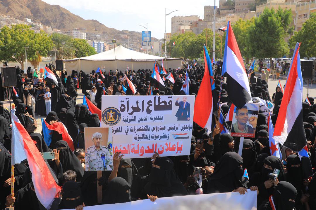 حشد نسوي في مخيم الاعتصام المفتوح بمدينة المكلا للمطالبة بإعلان دولة الجنوب العربي #استعادة_دوله_الجنوب 