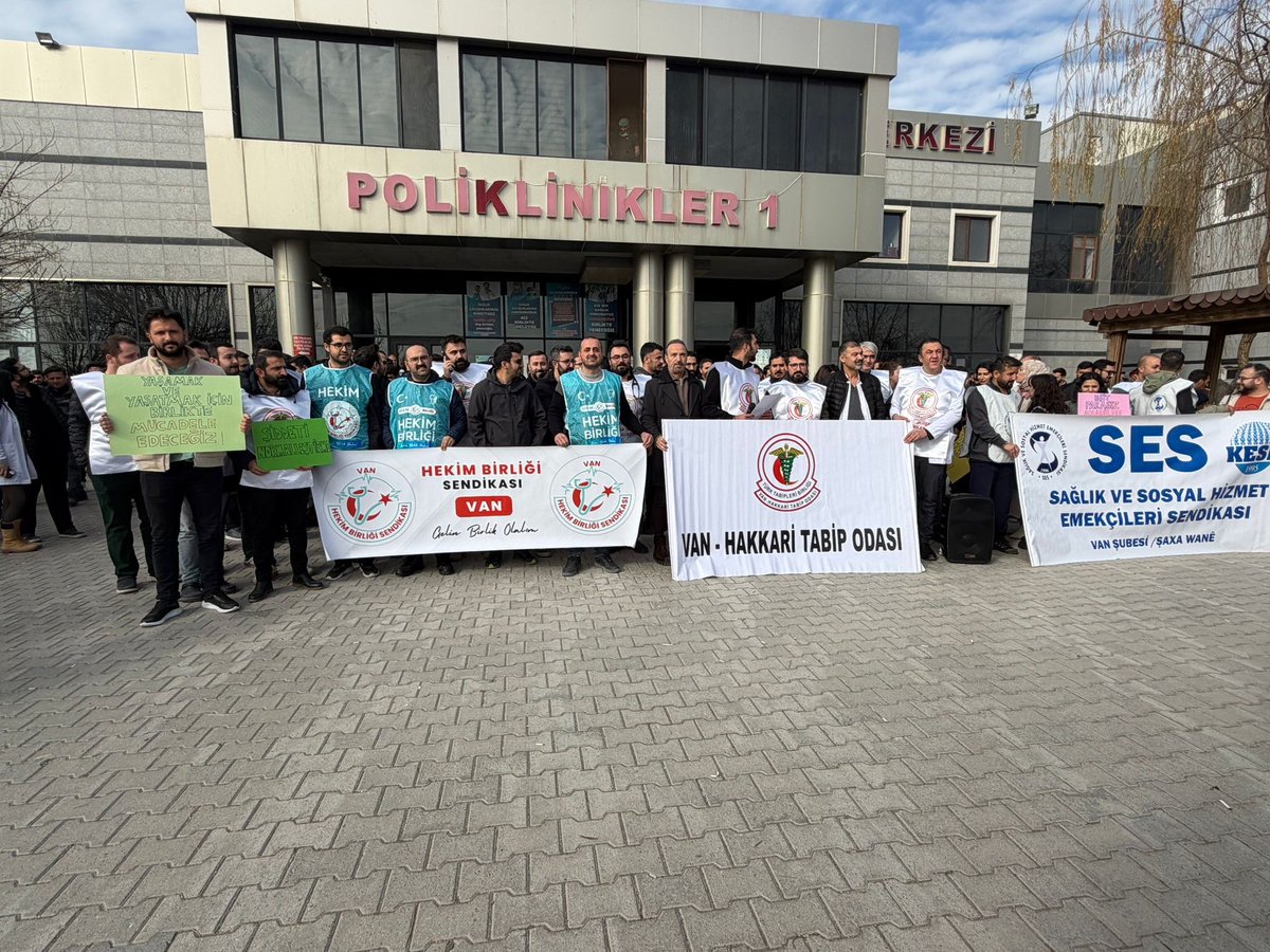 Bugün Van YYÜ Dursun Odabaş Tıp Merkezi önünde basın açıklaması yaptık.

Hekim Birliği Sendikası Genel Başkan Yardımcımız Dr. Burak Taşdemir ve Doğu Anadolu Şubemizin katılımıyla, hastanede görev yapan asistan hekimlerin yaşadığı ağır ve kronik sorunları kamuoyuyla paylaştık.