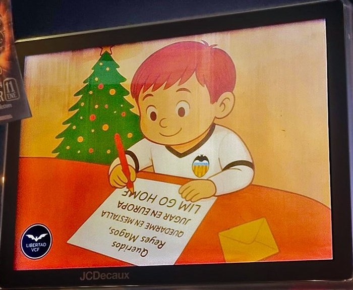 Lo acabo de ver a la salida del metro en la Av. De Aragón. 🥺 Tras la sonrisa de ese niño hay demasiado amor... y dolor. Ojalá se cumpliese todo. 🦇💔