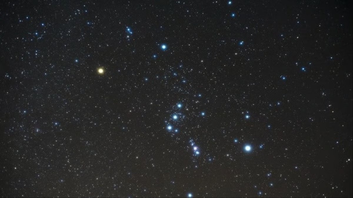 فلكية جدة: لمعان النجوم يزداد في ليالي الشتاء. النجوم تبدو أكثر سطوعًا خلال أشهر الشتاء (ديسمبر فبراير). السبب: انخفاض الإضاءة الخلفية للمجرة ليلًا في الشتاء. السماء تكون أكثر ظلمة وتبرز النجوم الفردية بوضوح أعلى. كوكبة «الجبار» من أبرز النجوم المتألقة في سماء الشتاء 