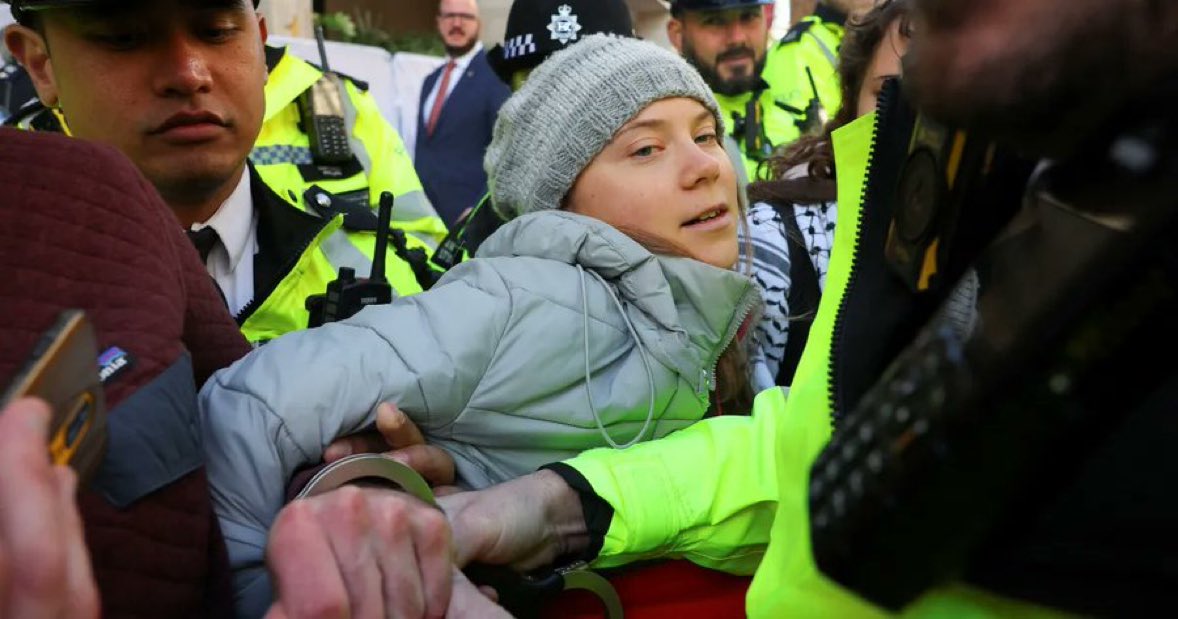 AlertaNews24's tweet image. 🇬🇧 | AHORA: La activista Greta Thunberg es detenida en Londres por apoyar a presos de Acción Palestina.