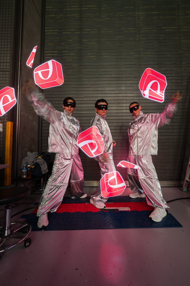 POI_LAB's tweet image. PayPayスクラッチくじのCMにPOI LAB出演中！ 
光の軌跡でロゴや模様を描くビジュアルポイを使用し、宮川大輔さんの「当たったぁぁ〜！」のシーンをステージから盛り上げました！

ぜひCMをチェックしてみてください！
#ポイ #ビジュアルポイ #グラフィックポイ #ポイラボ #超PayPay祭