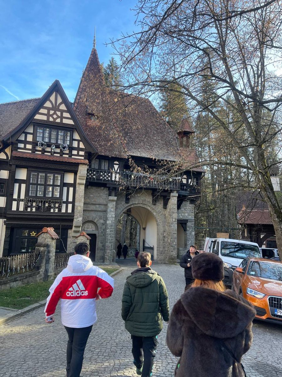 TraderTeo369's tweet photo. Hello everyone. It feels so good to be back home. I ve been away in another vacation, as I told you 2025 trading year finished for me a while ago. I was just enjoying my time, hopefully as you ve also done.
    It was really amazing and I had so much fun. 
    Now, let s talk a bit what I saw on my tradingview. As I said before I left, forex market gained all my attention and maybe, but maybe, you can see why I said that. Before I am going to say anything in specific, I want you to look on the higher timeframe, I won t tell a specific one, and see why I am so exited about forex rn. 
    Talk to you later, champs! #Romania #forextrading #forextrader #Motivation
