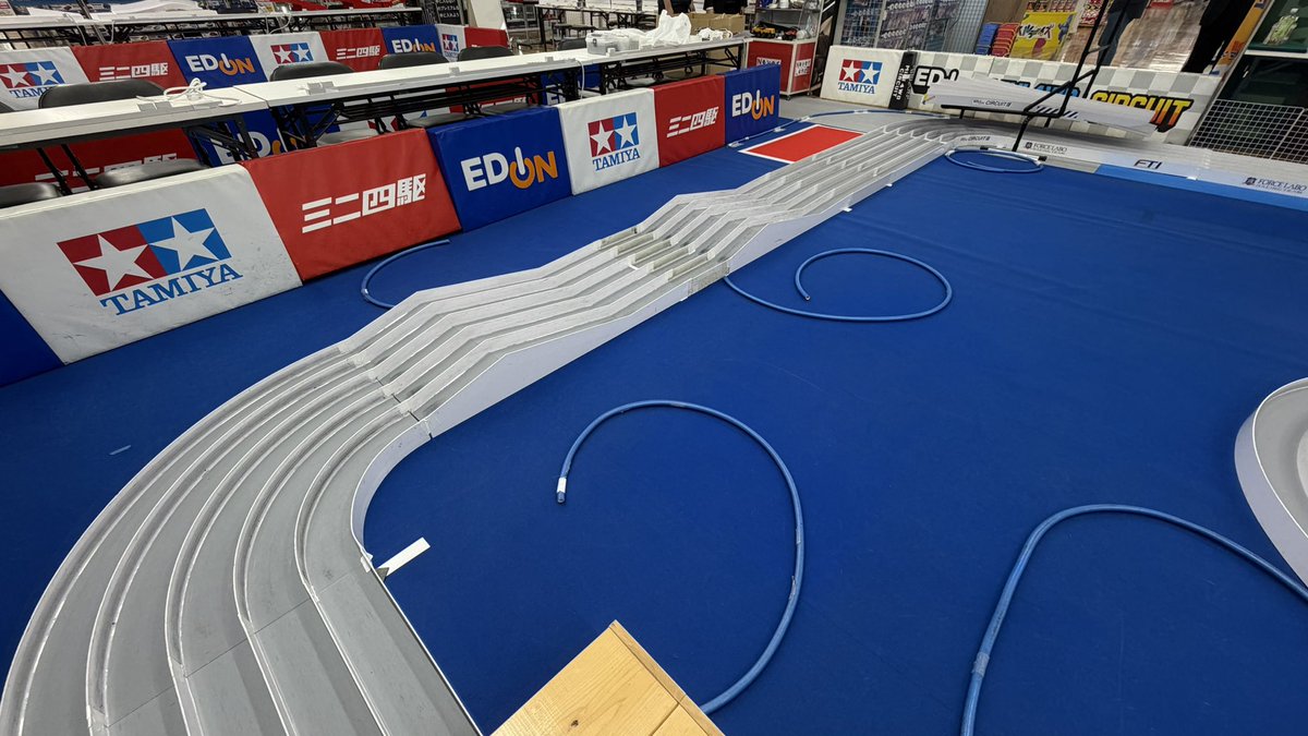 forcelabo's tweet image. #フォースラボ 伝統の発表された『その日に設営がんばる』開始💪
公式2026NEWYEAR 発表を受け設営隊 が久々に集い開始💪先ほど設営完了✅思っていたより難しいんです💦
試走動画です。12/25より #横浜エディオンミニ四駆 再開します✨皆様のお越しをお待ちしてます🙏 #ミニ四駆