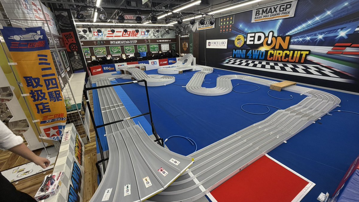 forcelabo's tweet image. #フォースラボ 伝統の発表された『その日に設営がんばる』開始💪
公式2026NEWYEAR 発表を受け設営隊 が久々に集い開始💪先ほど設営完了✅思っていたより難しいんです💦
試走動画です。12/25より #横浜エディオンミニ四駆 再開します✨皆様のお越しをお待ちしてます🙏 #ミニ四駆