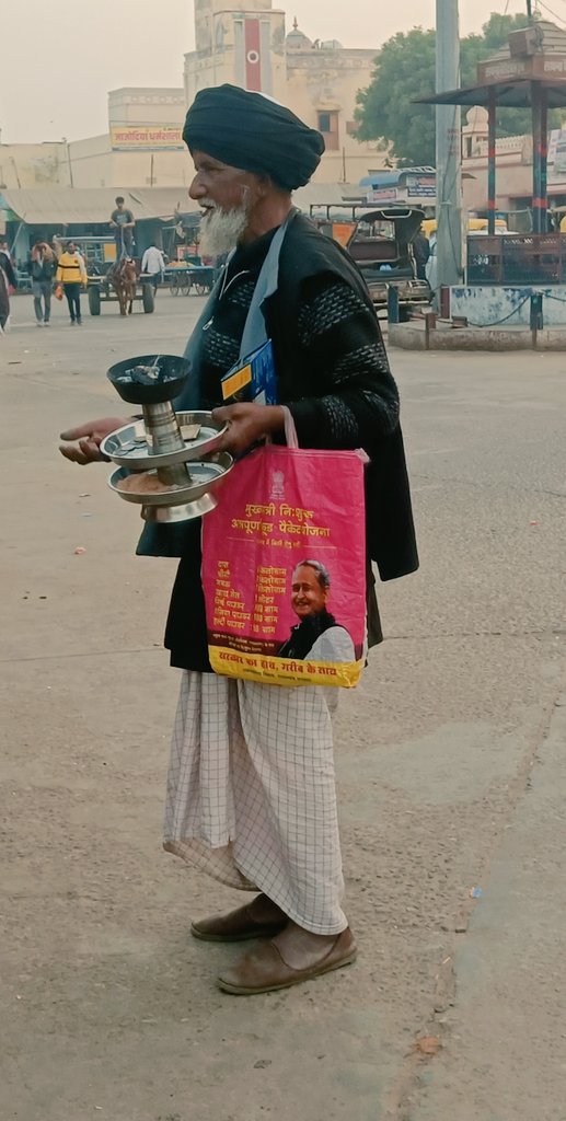 हर हाथ #गहलोत 
<a href="/8PMnoCM/">राजस्थानी ट्वीट</a>