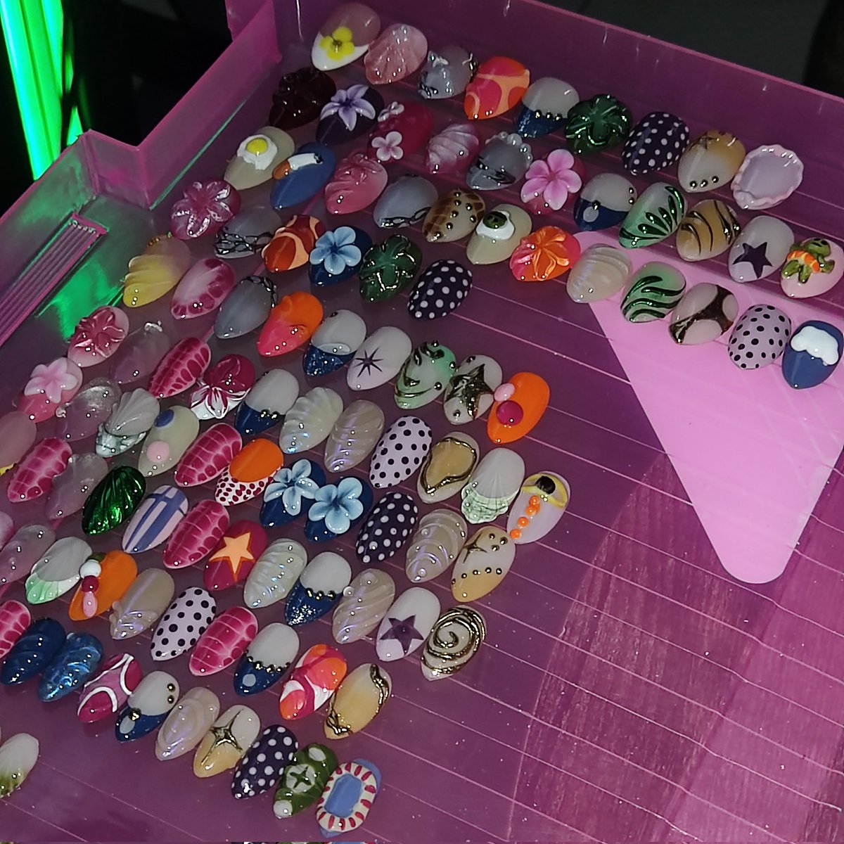 _leiii1's tweet image. Mix&amp;amp;Match Nails for 350 Pesos
Purely handmade, at kayo mismo ang mamimili ng design na gusto niyo!

Inclusion:
-buffer
-alcohol pad
-container
-pusher
-sticky tab
-nail glue

Can get any day!
#nails #pressonnails #nailart #nailtech #nail #SmallBusiness