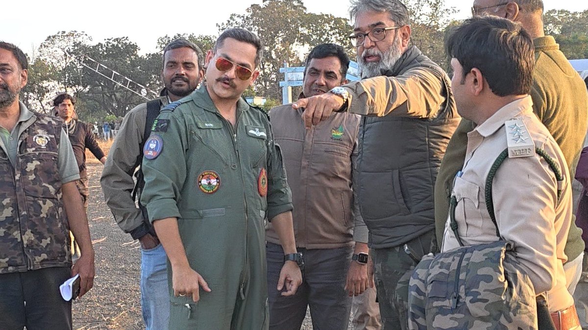 DeccanChronicle's tweet image. IAF MI-17 helicopter transports Pench tigress from MP''s Sukatra airstrip to #Rajasthan   

A tigress that had been eluding the authorities of Pench Reserve in #MadhyaPradesh 's #Seoni for the last 24 days was captured and successfully airlifted to Rajasthan for relocation in an