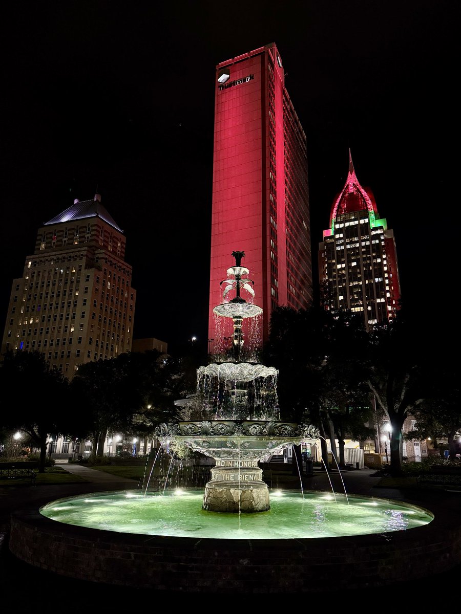 EddieErdmann's tweet photo. Bienville Square, Mobile, Alabama #MobileAL #GulfCoast #SoMobile https://t.co/6Kl7hpIUEH