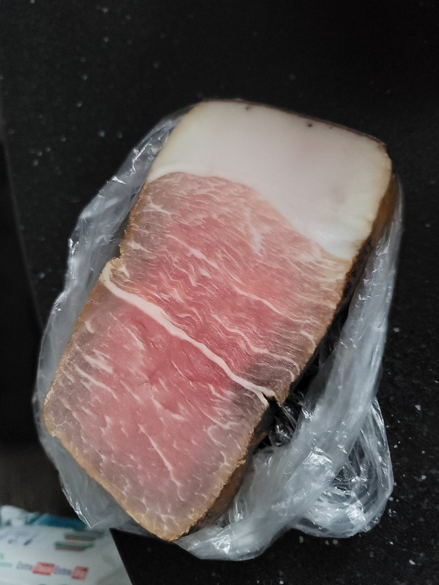 Сала купил, копчёное,,, запах,,, ммм.