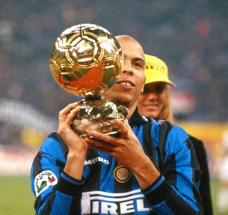 فاز كريستيانو رونالدو بالكرة الذهبية لأول مرة في سن 23. فاز ليونيل ميسي بالكرة الذهبية لأول مرة في سن 22. فاز مايكل أوين بالكرة الذهبية لأول مرة في سن 22. فاز رونالدو نازاريو بالكرة الذهبية لأول مرة في سن 21. الظاهرة رونالدو أصغر لاعب في التاريخ يفوز بهذه الجائزة 