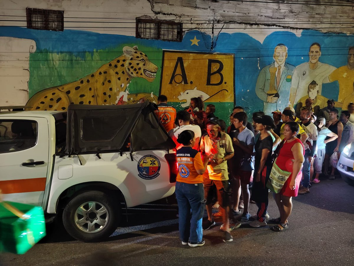 ComiteEscuela's tweet photo. Cada año cumplimos nuestra promesa... Visitar a quienes están en las calles de nuestra ciudad y por un momento, compartir con ellos un refrigerio y un mensaje de esperanza. Gracias a todos los que hacen posible esta hermosa actividad. 
#DefensaCivilColombiana
#Palonegro https://t.co/EhvakWHJ3m