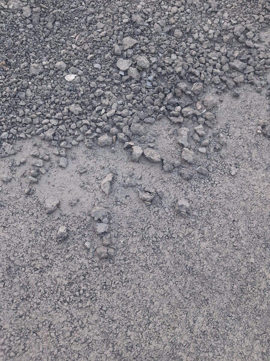 هذا الشكل أدى الى تشوه بصري في الشارع وضرر لنا وللسيارات اطالب بحل سريع وتعويضي عن الاسفلت اللي خربوه بدون اي مبالاة انه الاسفلت جديد أرجو النظر في الموضوع وإجراء اللازم وازالة هذي الحصى <a href="/AmanahSupport/">دعم عملاء أمانة جدة</a>