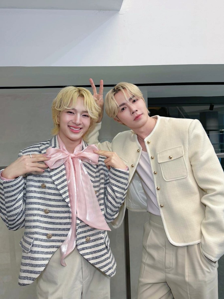 พบกับ “ซี” @zee_pruk และ “นุนิว” @CwrNew ได้ในงาน Christmas Lighting Night - The First Light of D...