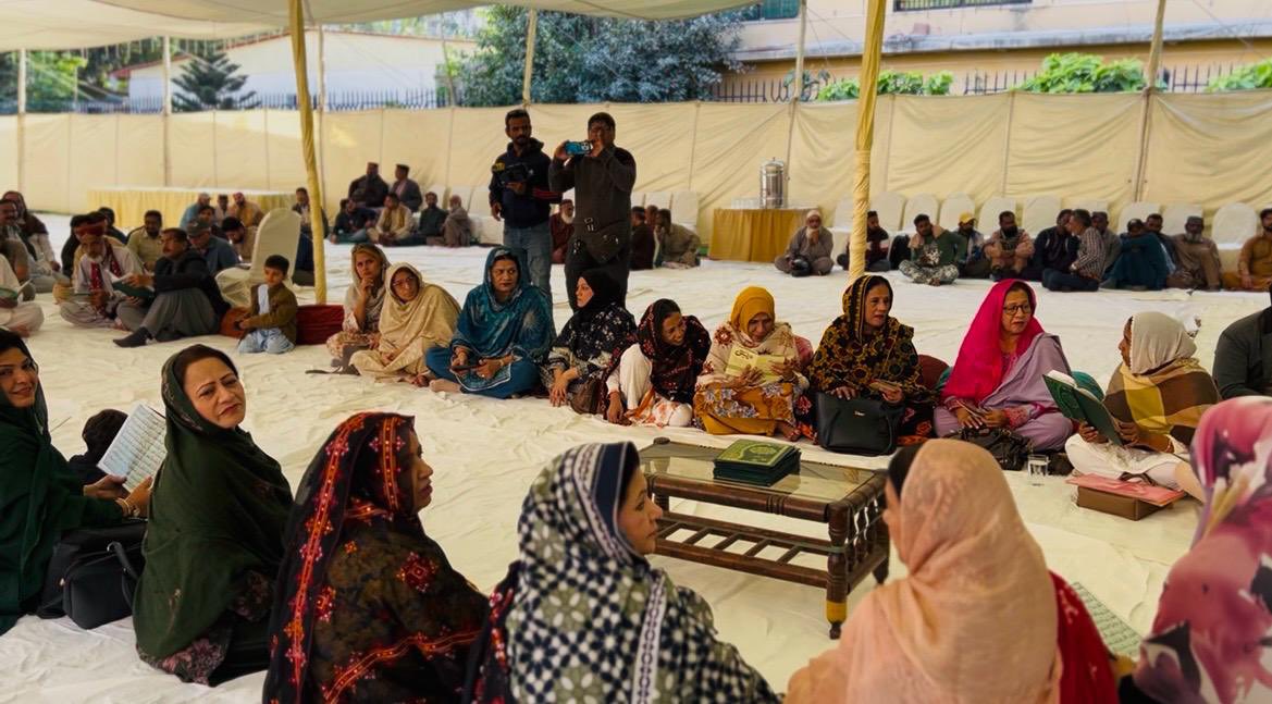 کے ایم سی بلڈنگ کراچی میں لیڈیز ونگ کراچی کی انفارمیشن سیکریٹری اور چیف وہپ مسرت نیازی کی جانب سے شہید محترمہ بے نظیر بھٹو صاحبہ کی برسی کے موقع پر دعائیہ تقریب کا انعقاد کیا گیا۔
اس موقع پر میئر کراچی مرتضیٰ وہاب، ڈپٹی میئر سلمان مراد، پیپلز لیبر بیورو سندھ کے صدر حبیب جنیدی،