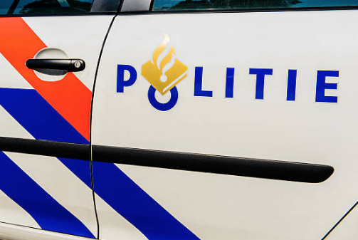 Wijkagent treft vuurwapens en zwaarden aan in Voorburg