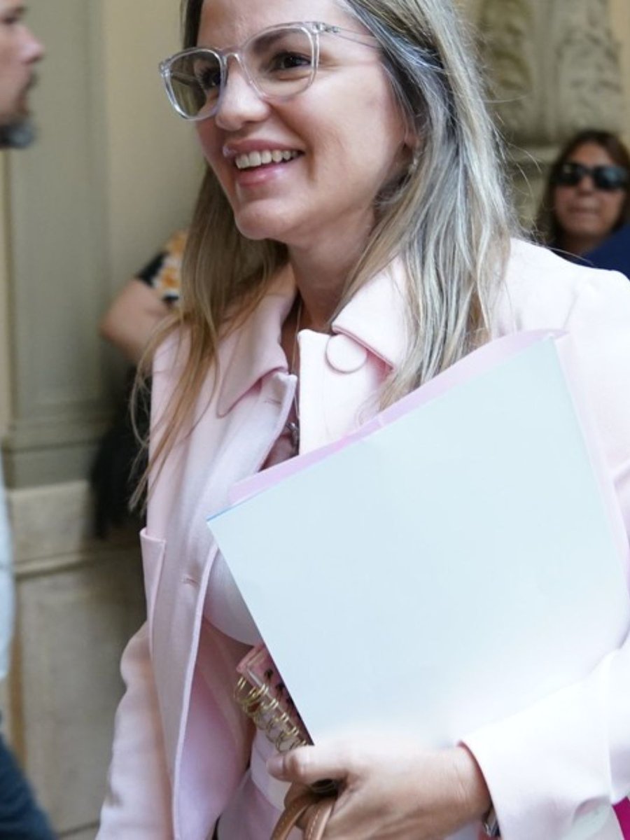 clarincom's tweet image. CAROLINA PÍPARO FUE DESIGNADA EN EL BANCO NACIÓN POR MILEI

El Gobierno oficializó la designación de la exdiputada libertaria Carolina Píparo como integrante del directorio del Banco Nación en reemplazo de Rodolfo Carvajal, quien había presentado su renuncia el 10 de diciembre.…