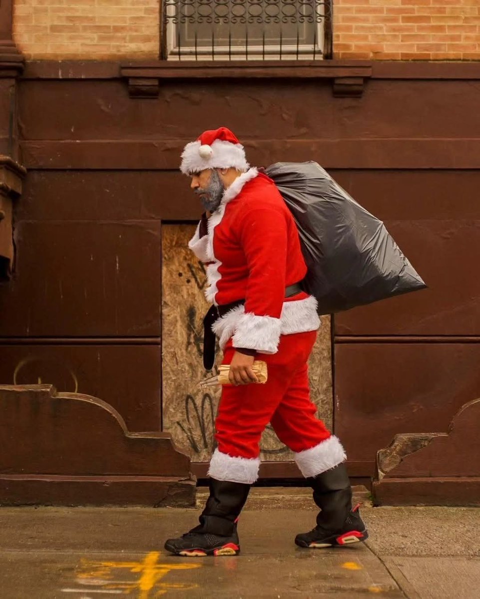 Santa Flaws coming to a stoop near you. 🚫🥛🍪

Not everyone runs on milk and cookies.

📍 Mott Haven. The Bronx, USA.

​📸: Instagram.com/chrisserralta
🎅: Instagram.com/asshole_swag
.
.
.
#thebronx #bronx #fromthebronx #fromthebronxtotheworld #thebronxdoesitbetter