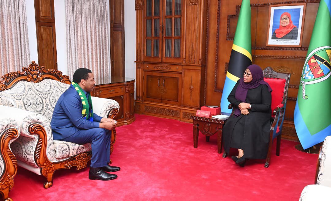 Rais wa Jamhuri ya Muungano wa Tanzania, Mhe. Dkt. Samia Suluhu Hassan akizungumza na Waziri Mkuu wa Jamhuri ya Muungano wa Tanzania, Mhe. Dkt. Mwigulu Lameck Nchemba, Ikulu ndogo Tunguu, Zanzibar, tarehe 23 Desemba, 2025.