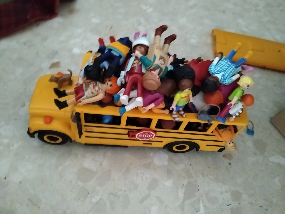 Alma ha convertido el autobús de Playmobil en un tren de la India ,lo mismo si se aprietan más cabe otro jajaja